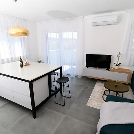 Laura, Free Parking, Balcony, 4 Ppl Apartman Trogir